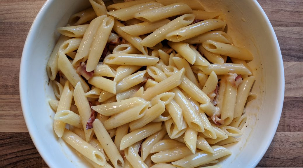 Penne alla carbonara in einer Schüssel